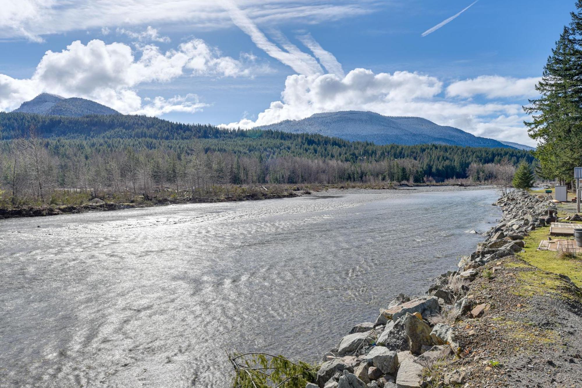 Riverfront Home With Deck, Near Mount Rainier! Packwood Exteriör bild
