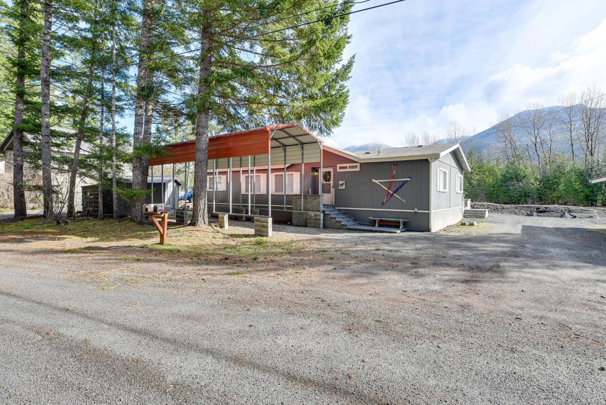 Riverfront Home With Deck, Near Mount Rainier! Packwood Exteriör bild